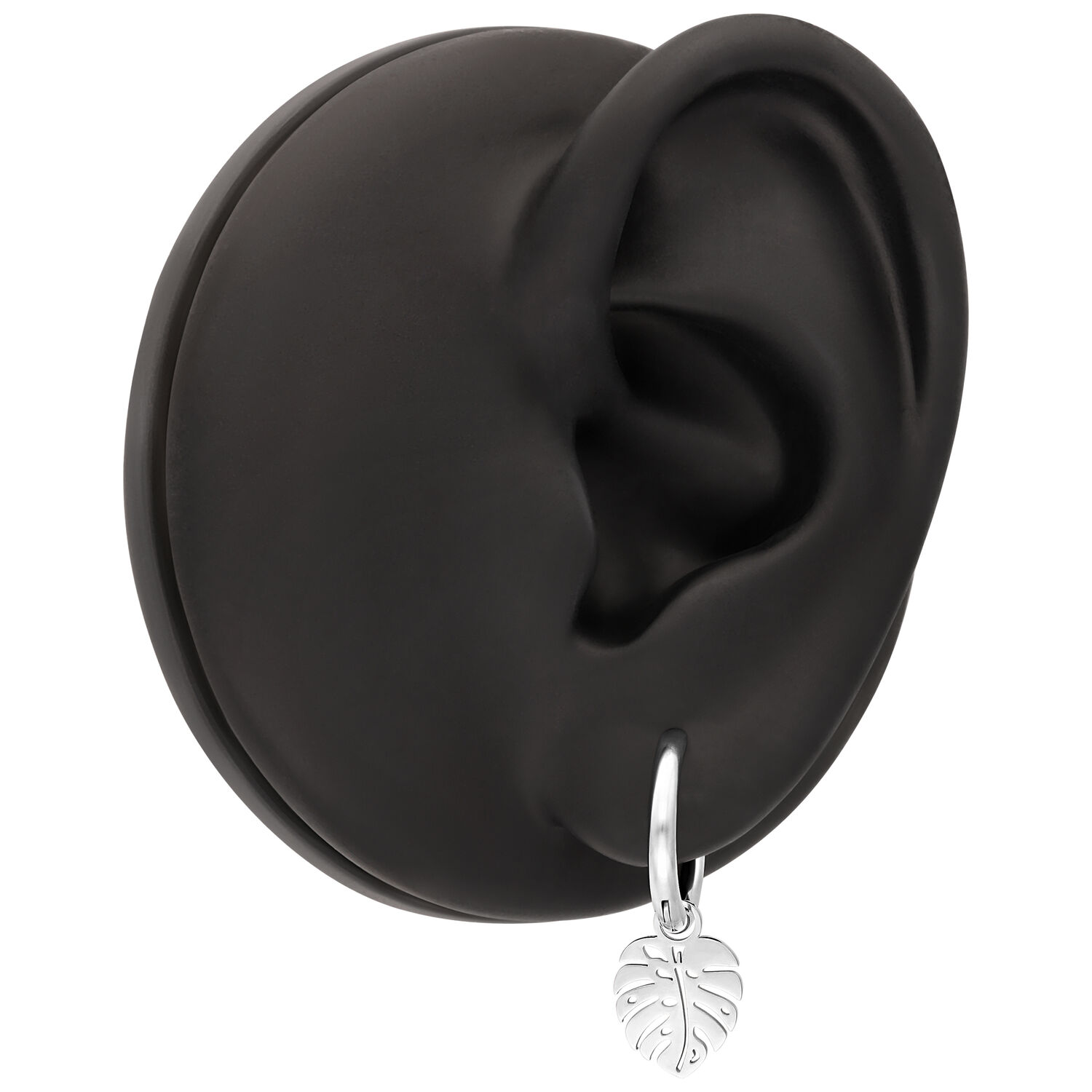 Pendientes de Monstera plateados en oreja negra Oreja de modelo negra con pendiente de Monstera plateado, fondo blanco