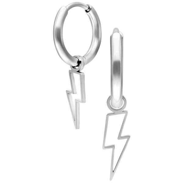 Dos mini aros de acero inoxidable plateado con colgantes de rayo, sobre fondo blanco