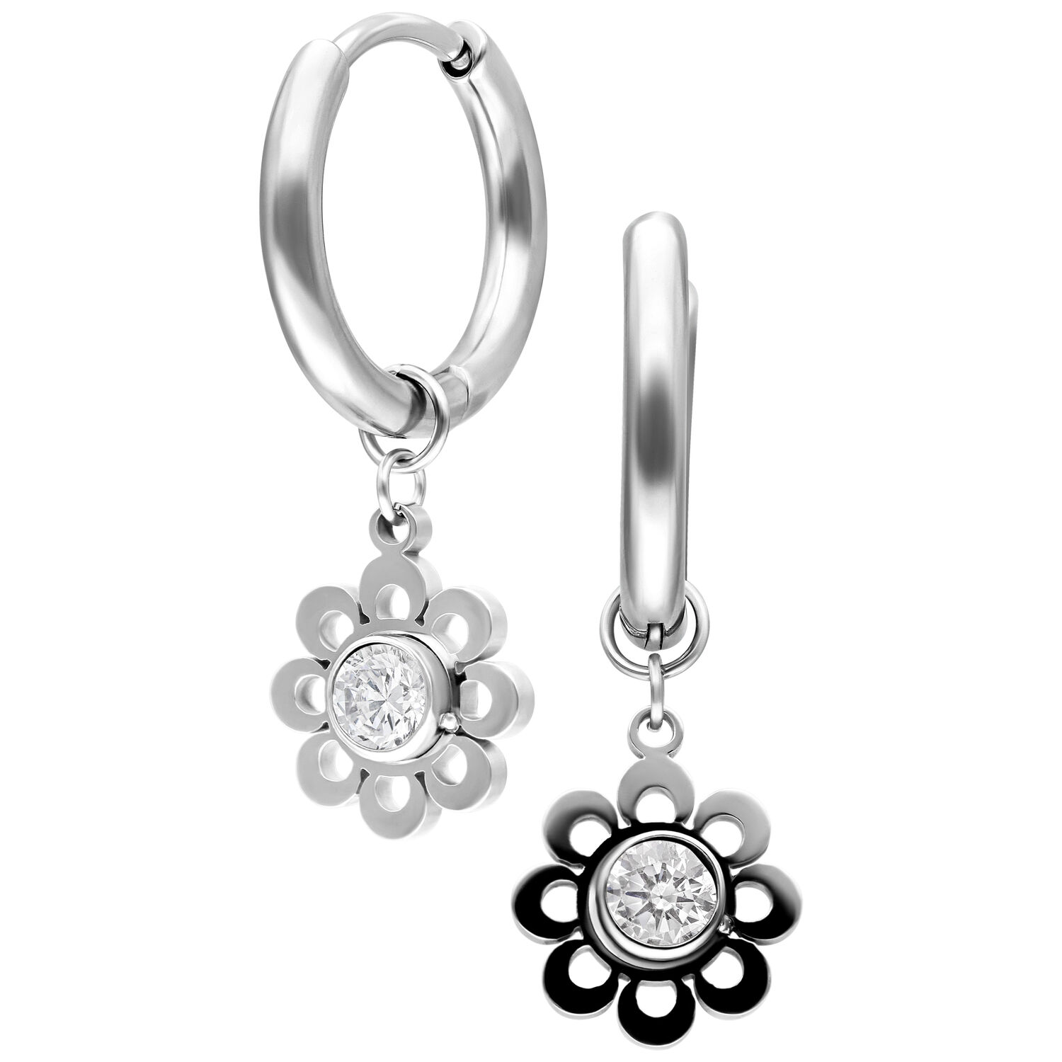 Aros de plata con colgantes de flores brillantes sobre fondo blanco