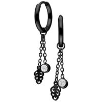 Pendientes negros con colgante de cristal Pendientes de metal negro con cadenas y colgantes de cristal sobre fondo blanco