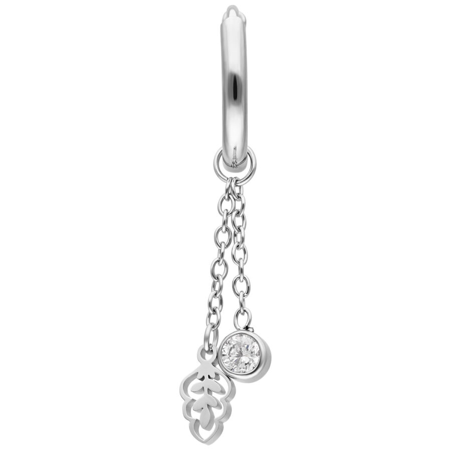 Pendiente plateado con colgante de cadena y pequeño cristal sobre fondo blanco