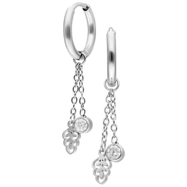 Aros de plata con cadenas y colgantes de cristal sobre fondo blanco