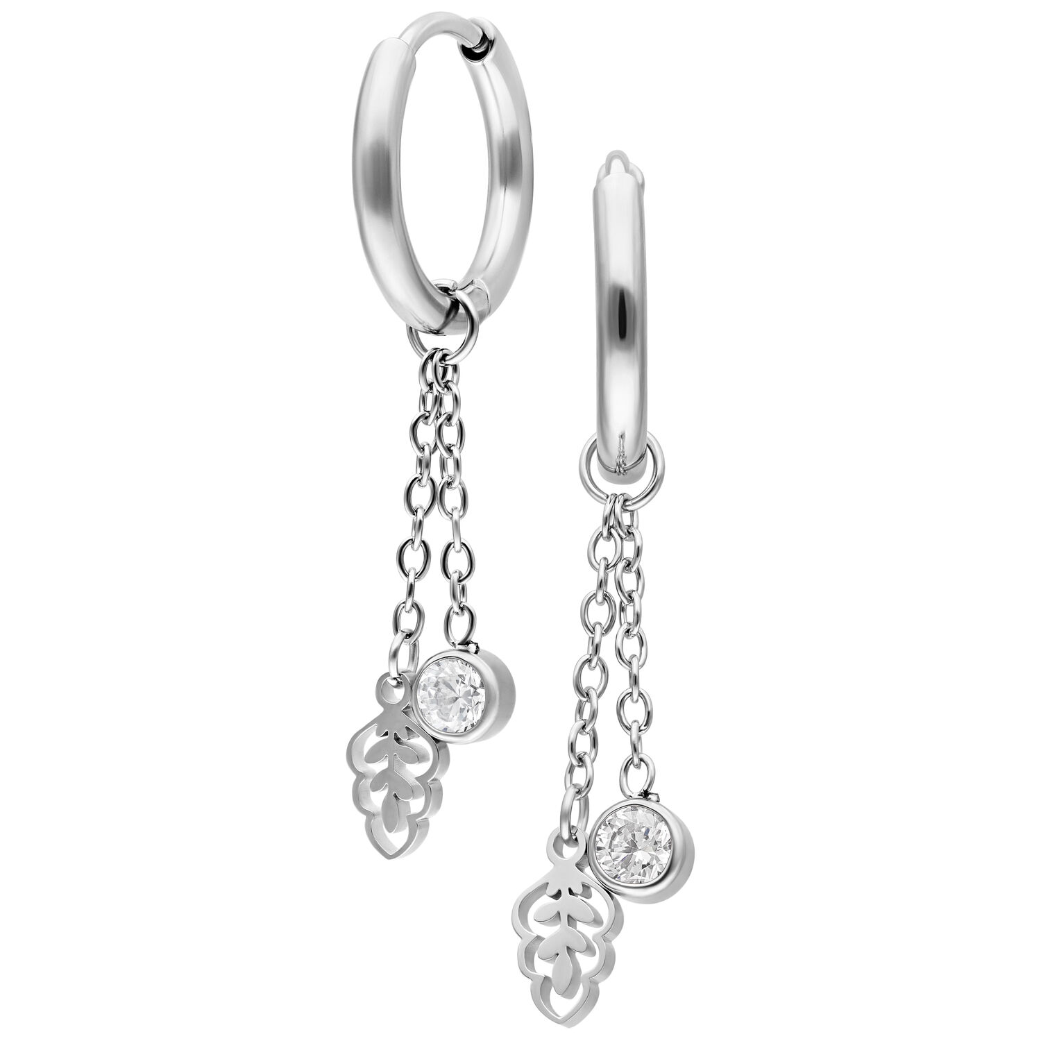 Aros de plata con cadenas y colgantes de cristal sobre fondo blanco