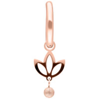 Pendiente en oro rosa con forma de loto y colgante de bola brillante sobre fondo blanco