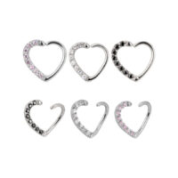 Seis anillos continuos en forma de corazón en plata con cristales rosas, negros y transparentes sobre fondo blanco