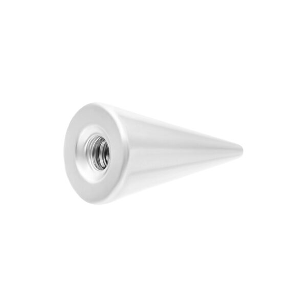 Complemento cónico plateado para piercing de acero quirúrgico sobre fondo blanco
