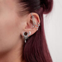 Oreja con cadena de piercing plateada, colgantes de luna y estrellas, en pelo rojo