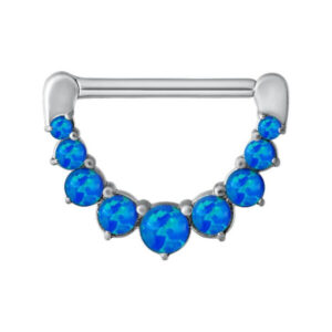Clicker para pezón plateado de acero quirúrgico con siete ópalos azul oscuro sobre fondo blanco