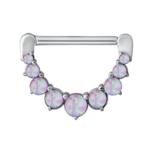 Clicker para pezón de plata con siete ópalos rosas sobre fondo blanco