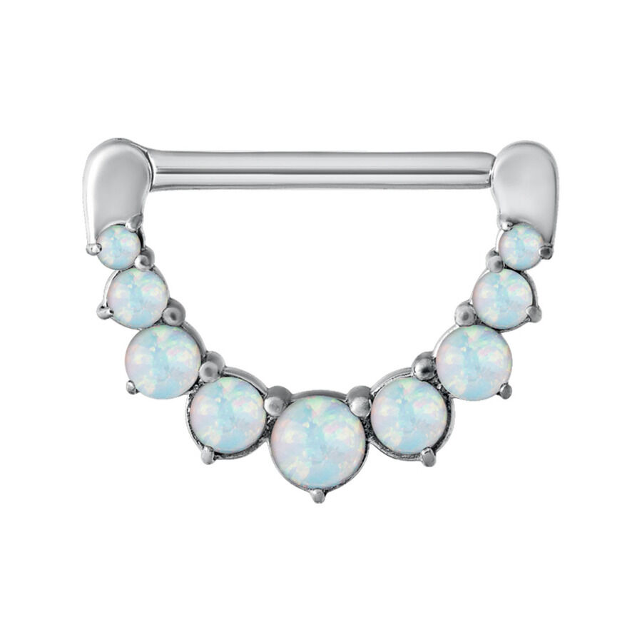 Clicker para pezón plateado con siete piedras de opalo sintético sobre fondo blanco