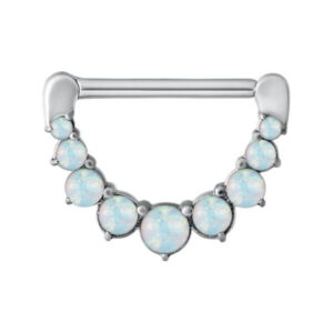 Clicker para pezón plateado con siete ópalos blancos sobre fondo blanco