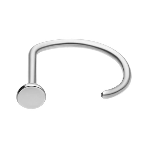 Nosestud Bent piercing de nariz plateado, 1.0 mm de grosor, 9.0 mm de diámetro, sobre fondo blanco