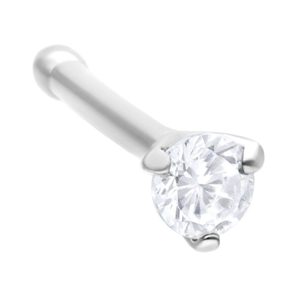 Piercing de nariz plateado de acero quirúrgico con cristal claro sobre fondo blanco