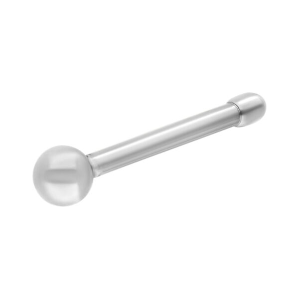 Pequeño piercing nasal plateado con bolita de 2 mm sobre fondo blanco