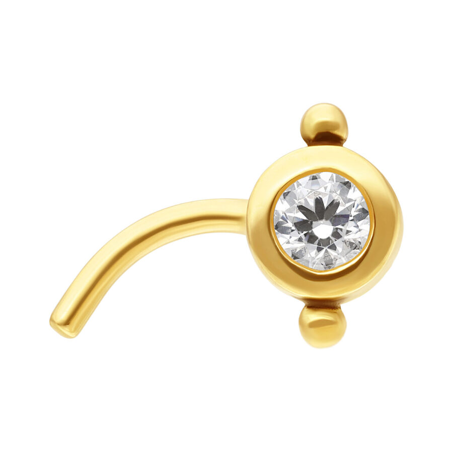 Piercing de nariz dorado con piedra cristalina sobre fondo blanco