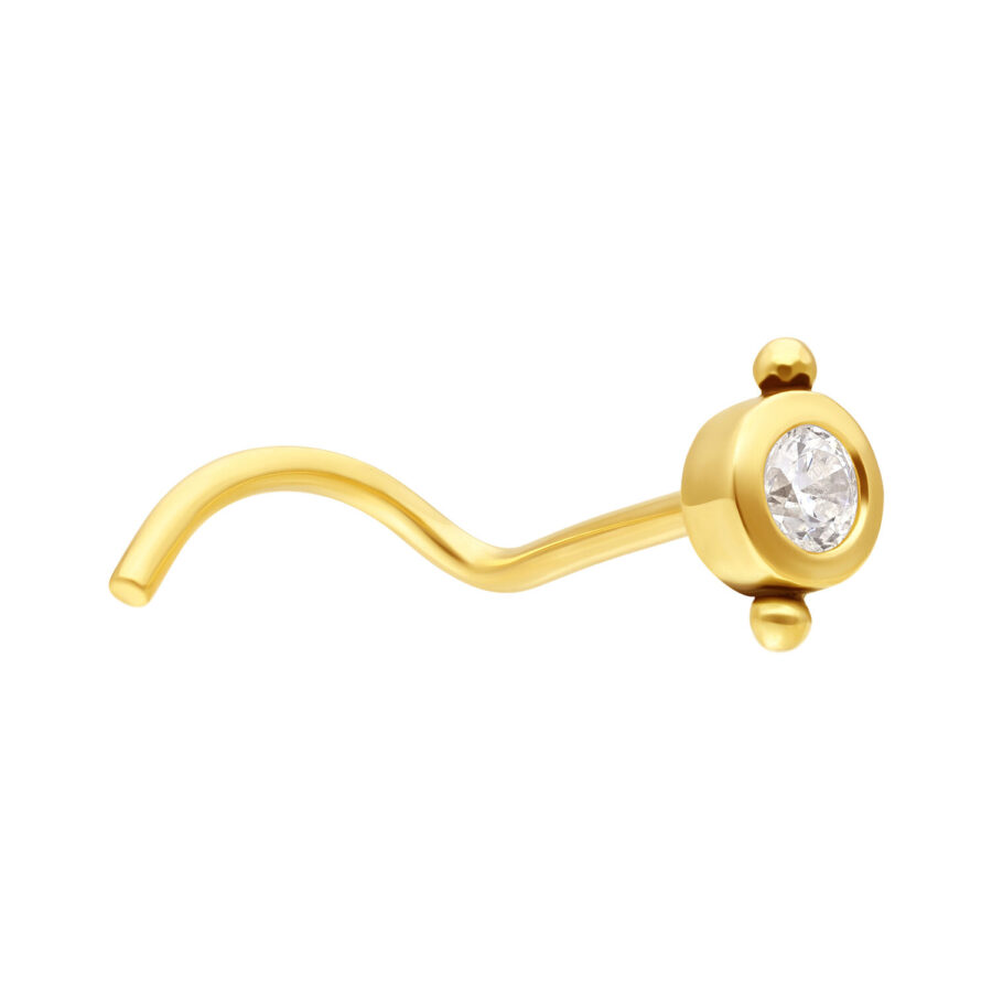 Piercing de oro con cristal claro sobre fondo blanco