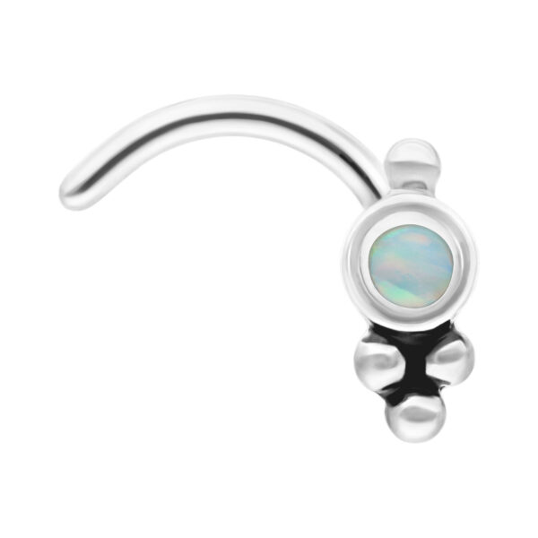 Piercing nasal de plata con ópalo sintético blanco sobre fondo blanco