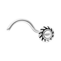 Tornillo nasal plateado con diseño de pinwheel sobre fondo blanco