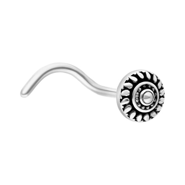 Piercing nasal tribal plateado con barra curva sobre fondo blanco