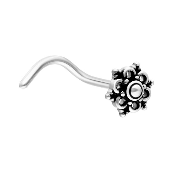 Piercing de nariz plateado con diseño de Mandala, hecho de acero quirúrgico 316L, sobre fondo blanco