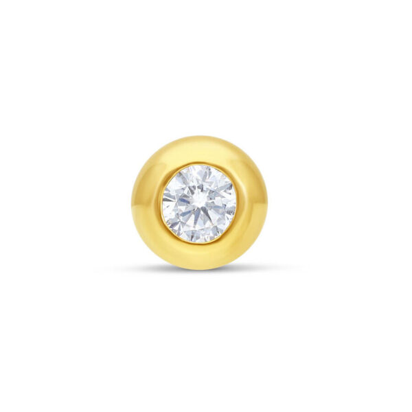 Aplique de piercing de oro de 18k con cristal claro sobre fondo blanco