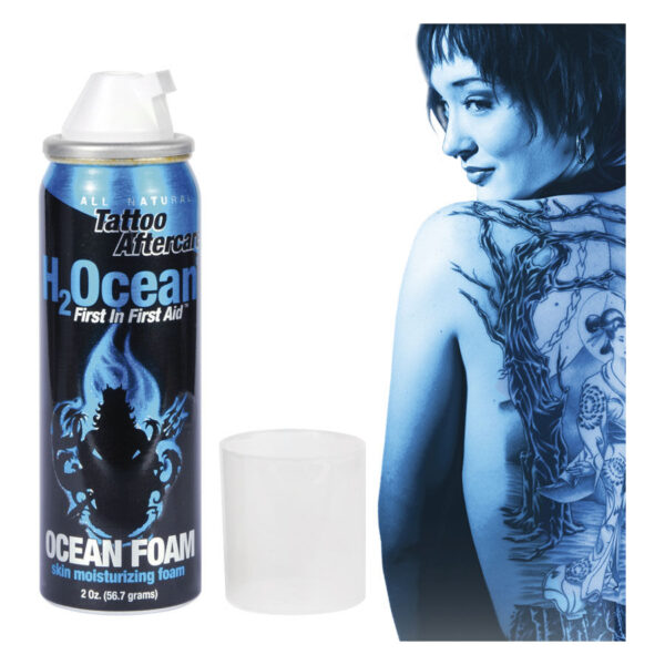 Espuma azul H2Ocean para el cuidado de tatuajes junto a una persona tatuada