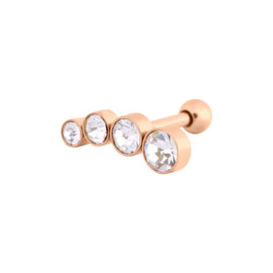 Barra para oreja de oro rosa con cuatro cristales claros sobre fondo blanco