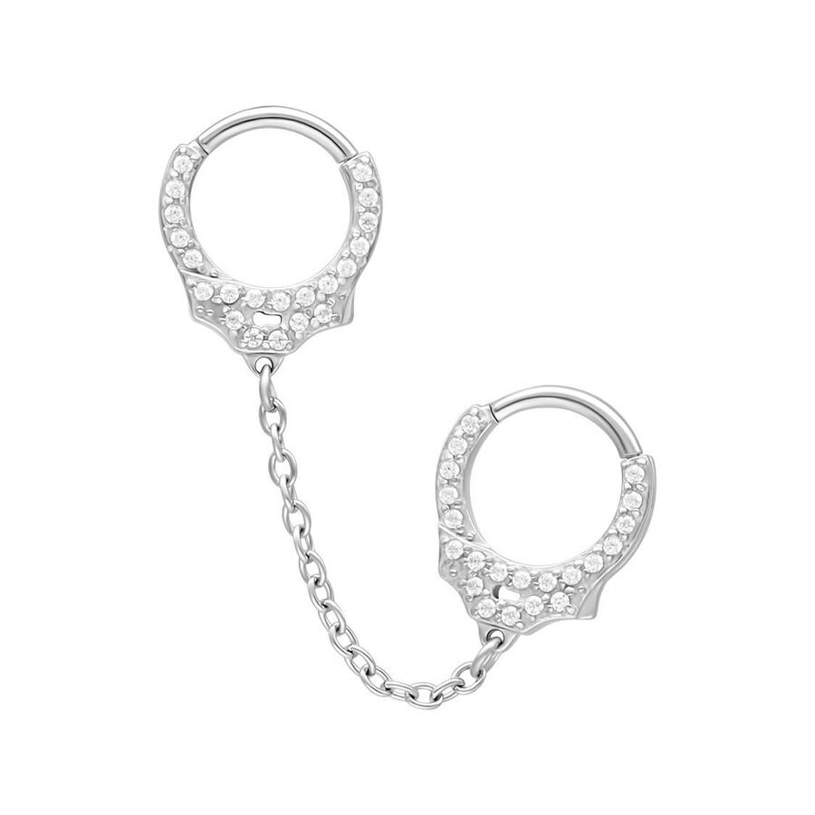 Dos anillos de piercing plateados con piedras brillantes, conectados por una cadena corta sobre fondo blanco