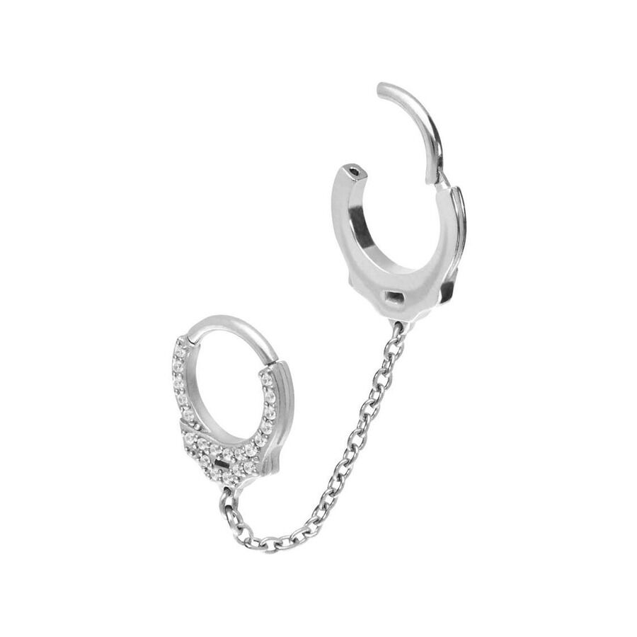 Piercing Helix plateado con piedras brillantes y cadena corta sobre fondo blanco
