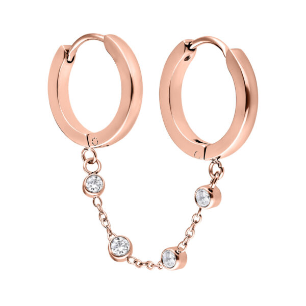 Pendientes Double Huggie de oro rosa con cadena de cristal sobre fondo blanco