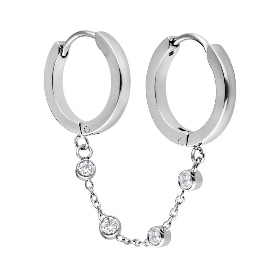 Aros plateados con cadena de cristal sobre fondo blanco