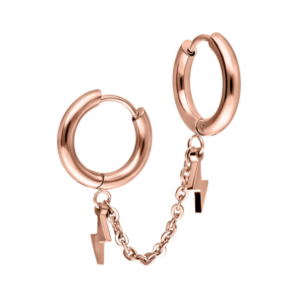 Pendientes Double Huggie de oro rosado con colgantes de rayo sobre fondo blanco