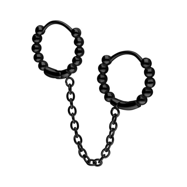 Aros Huggie Dobles Negros con bolas y cadena sobre fondo blanco