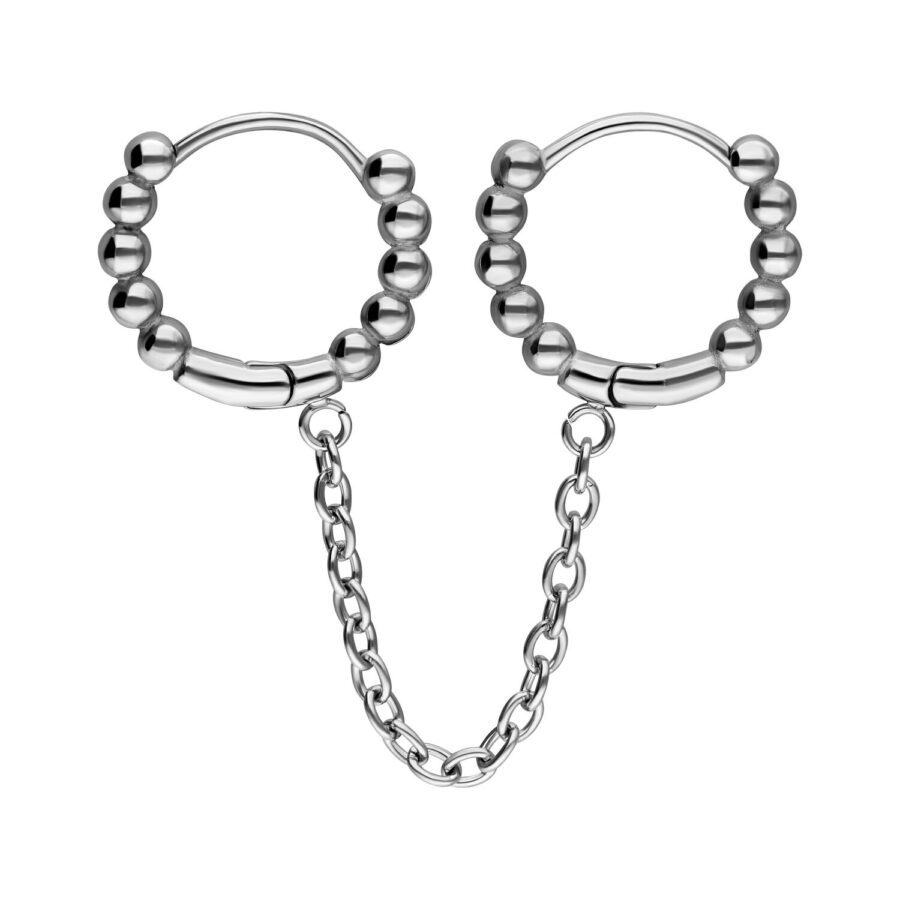 Aros Huggie dobles de plata con bolas y cadena sobre fondo blanco