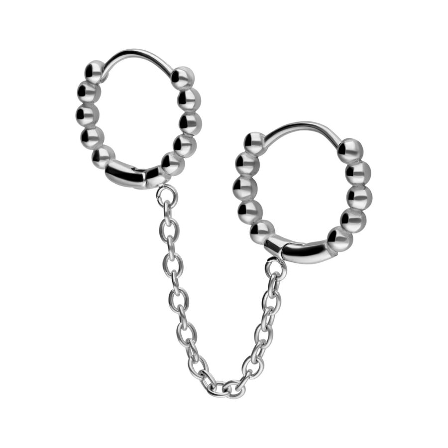 Aros de Doble Huggie plateados con bolas y cadena sobre fondo blanco