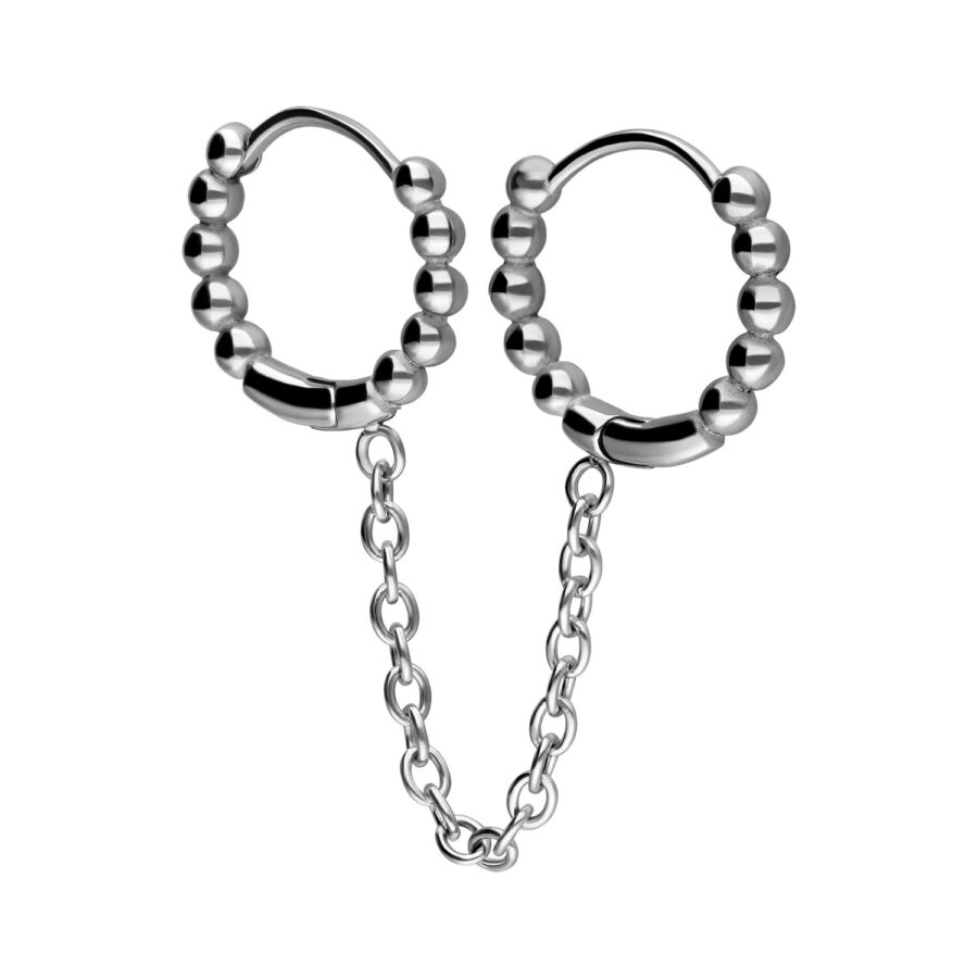 Aros de Doble Huggie plateados con bolas y cadena sobre fondo blanco