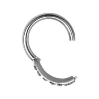 Clicker tragus plateado con decoración de cristal sobre fondo blanco