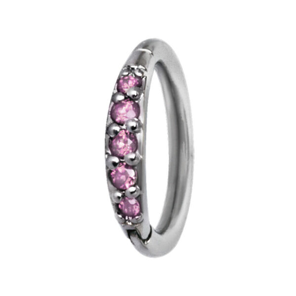 Anillo de piercing plateado con cristales rosas sobre fondo blanco