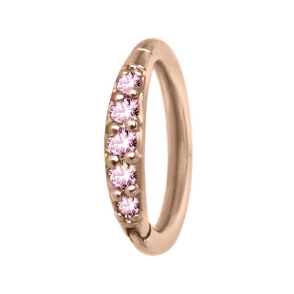 Anillo clicker de oro rosa con cristales rosas sobre fondo blanco