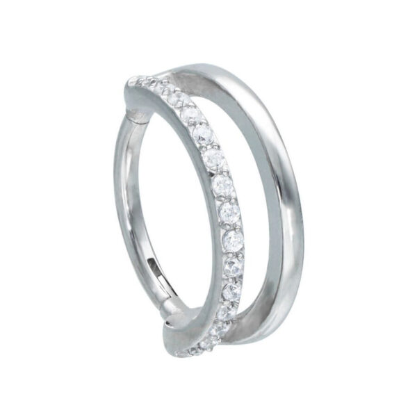 Anillo de piercing plateado con cristales claros sobre fondo blanco