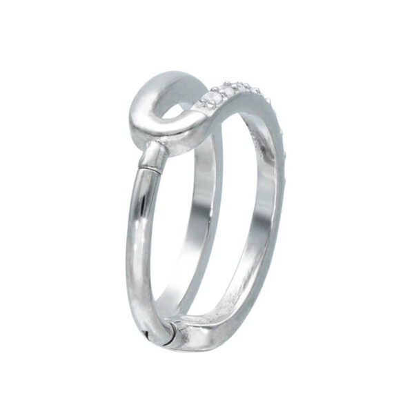 Anillo de piercing plateado de acero quirúrgico con cristales sobre fondo blanco