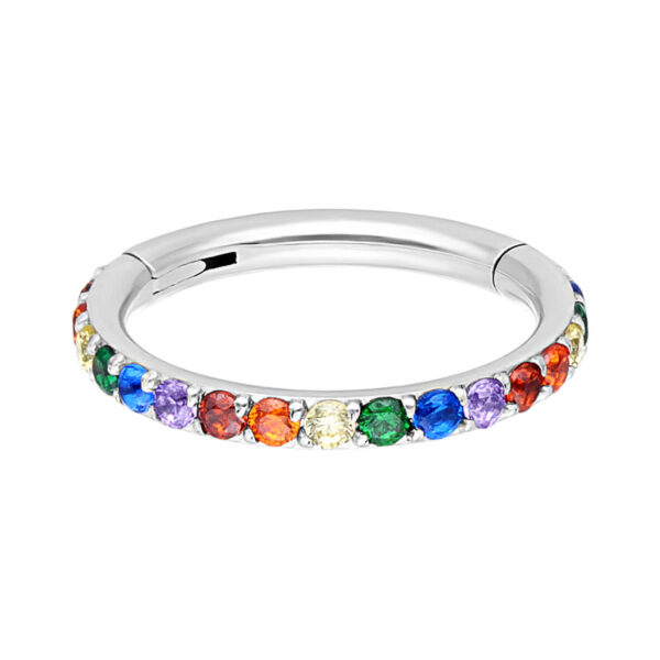 Anillo Conch plateado con cristales arcoíris sobre fondo blanco
