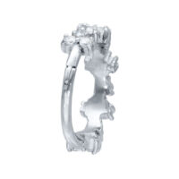 Anillo de piercing plateado con cristales tipo tiara sobre fondo blanco