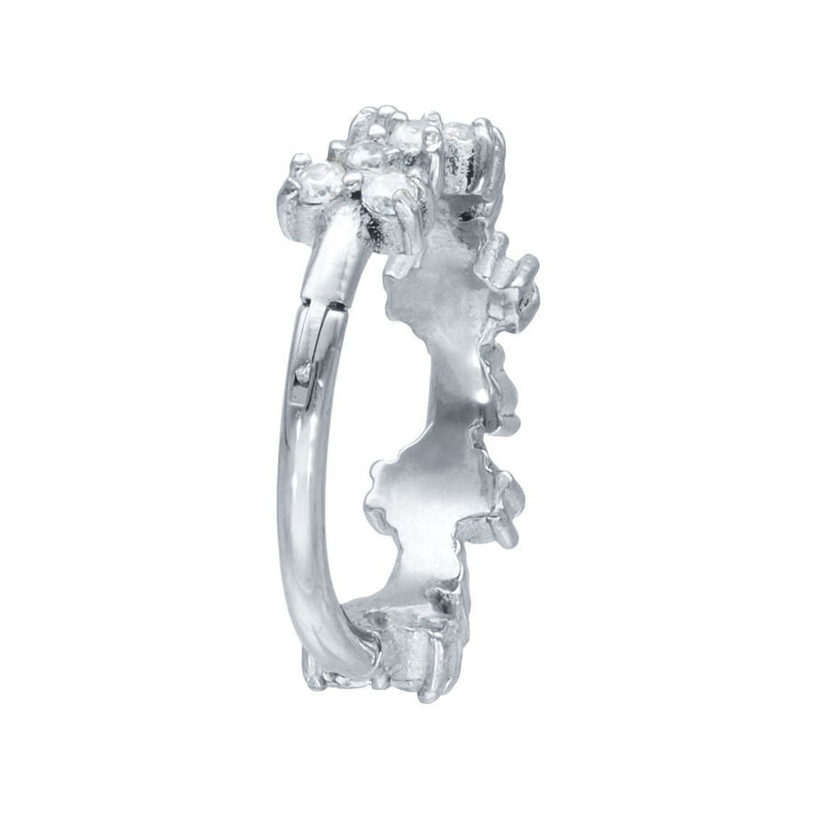 Anillo de piercing plateado con cristales tipo tiara sobre fondo blanco