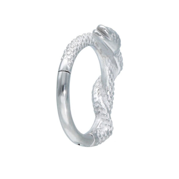 Anillo de piercing plateado con diseño de serpiente sobre fondo blanco