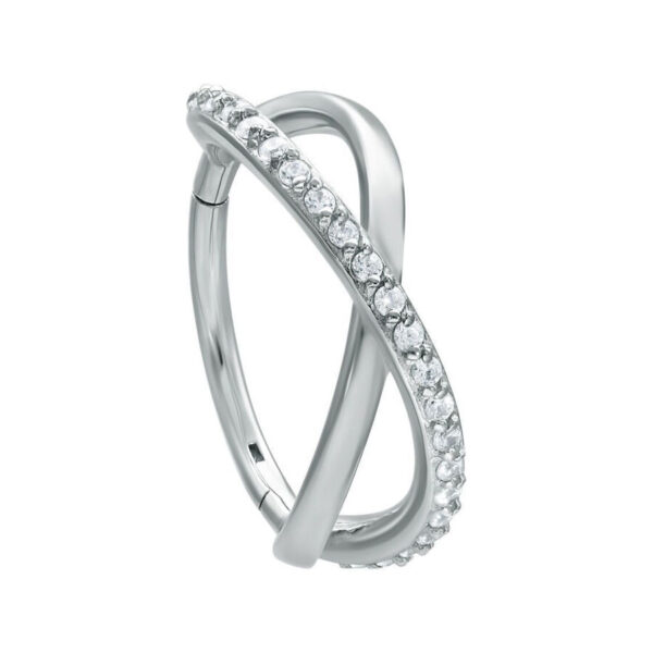 Anillo de piercing Infinity Clicker plateado con cristales claros sobre fondo blanco