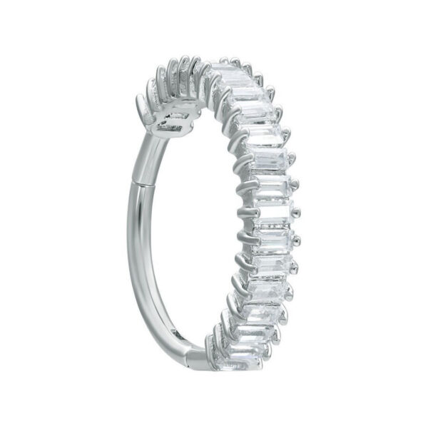 Anillo piercing Euphoria Clicker plateado con cristales claros sobre fondo blanco