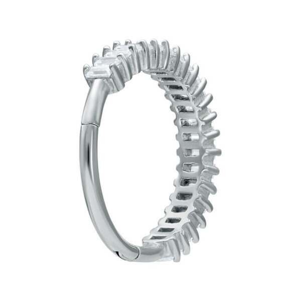 Euphoria Clicker de plata con cristal claro sobre fondo blanco