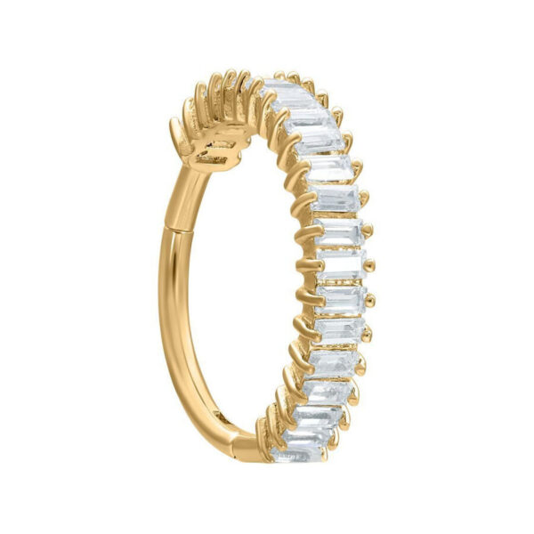 Anillo de piercing dorado con cristales claros sobre fondo blanco
