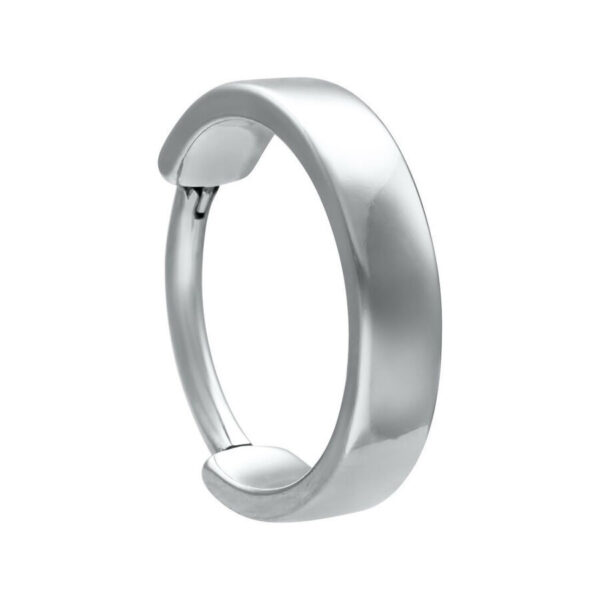Anillo de piercing plateado de acero quirúrgico sobre fondo blanco